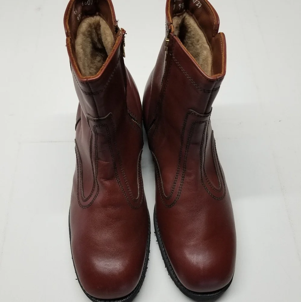 Vibram fur line boots mens size 9.5‎